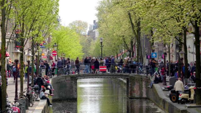 Menschen-gehen-und-stehen-auf-der-kleinen-Brücke-über-den-Kanal
