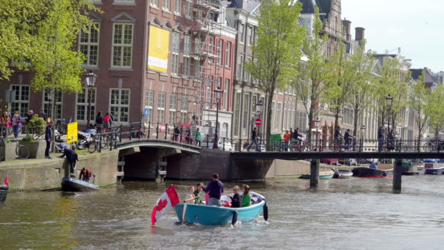 Ein-blaues-Boot-Kreuzfahrt-auf-dem-Kanal-in-Amsterdam