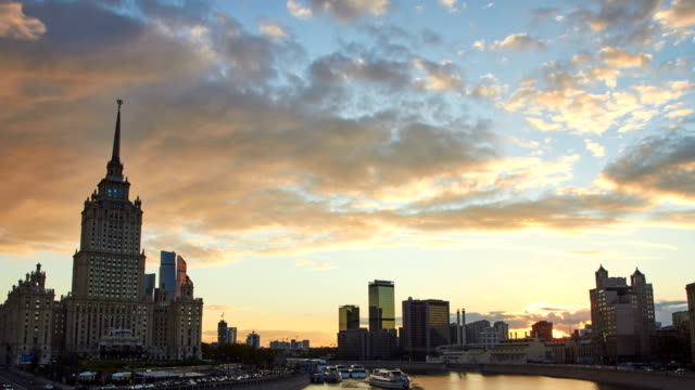 Time-lapse-cityscape-at-sunset-with-the-movement-of-clouds-and-office-buildings-at-background