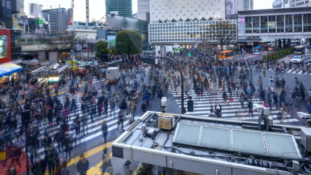 Lapso-de-tiempo-del-cruce-de-Shibuya-con-el-desenfoque-de-movimiento-de-peatones