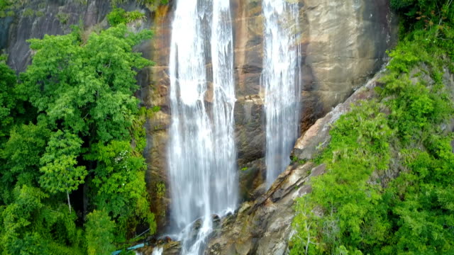 In-der-Nähe-Ansatz-Wasserfall-Luftbild-Drohne-im-Regenwald,-Siriphum-Wasserfall-in-Chiang-Mai,-Thailand.