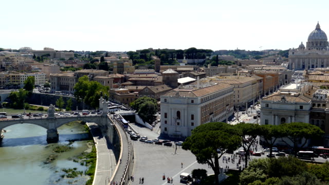 Panorámica-vista-aérea-de-la-antigua-ciudad-de-Roma,-de-azotea-de-San-Angelo