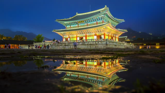 Time-lapse-of-tourists-swarming-through-Gyeongbokgung-Palace-in-Seoul-City,South-Korea.Zoom-in