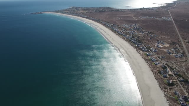 Luftaufnahme-des-schönen-Bay-Küste-mit-Küstenstadt