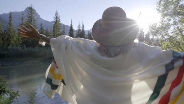 Mujer-joven-viaja-a-Canadá-está-parado-por-los-brazos-del-río-multi-cultural