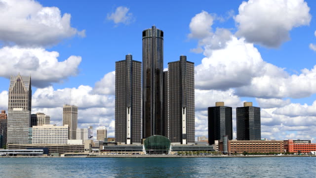 Skyline-de-Detroit-a-través-del-río-de-Detroit