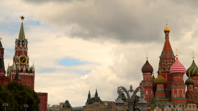 St.-Basil-Cathedral-und-Spasskaya-Tower-vor-dem-Hintergrund-der-Wolken