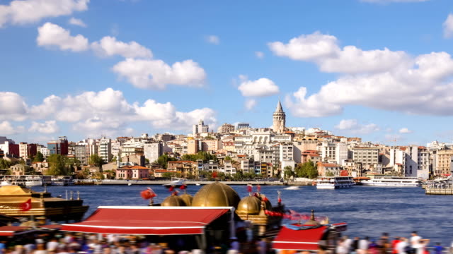 Pan-erschossen-Zeitraffer-von-Menschen-herumlaufen-berühmtester-Touristenort-in-Istanbul-mit-Blick-auf-Galata-Turm-und-Bosporus