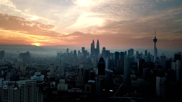 Brennenden-Himmel-gegen-Kuala-Lumpur-Wolkenkratzer-mit-Nebel-und-nebligen-Morgen.