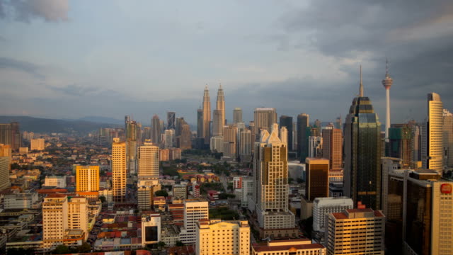 Timelapse-atardecer-desde-alto-mirador-con-vistas-a-la-ciudad-de-Kuala-Lumpur