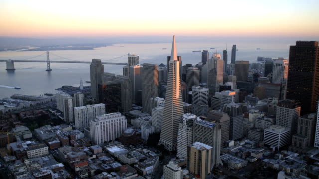 Ciudad-vista-del-atardecer-aéreo-rascacielos-San-Francisco-Estados-Unidos
