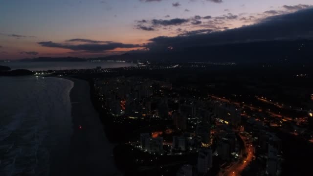 Riviera-Sao-Lourenco-Beach-por-la-noche,-Sao-Paulo,-Brasil
