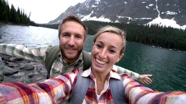 Young-couple-hiking-take-selfie
