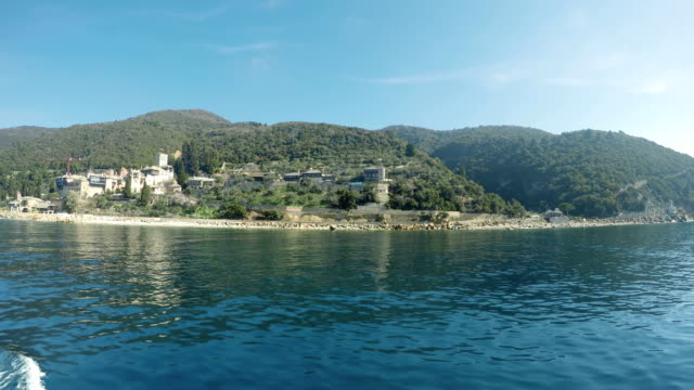 Blick-vom-Meer-auf-den-Tempel-auf-dem-Heiligen-Berg-Athos-in-Griechenland