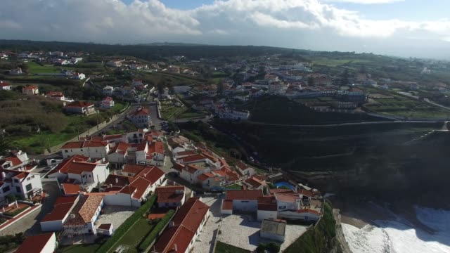 Aérea-vista-de-Azenhas-do-Mar,-Portugal