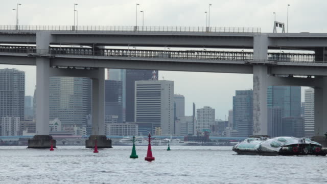 Moderno-barco-de-hotaluna-de-Hikimo-va-debajo-de-la-ciudad-del-emblemático-Puente-de-Tokio