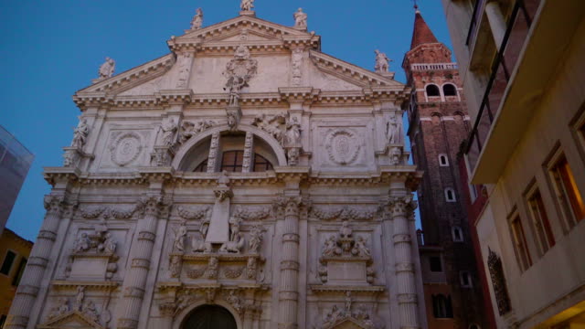 Skulpturen-und-Statuen-an-der-Wand-der-Kirche-in-Venedig-Italien