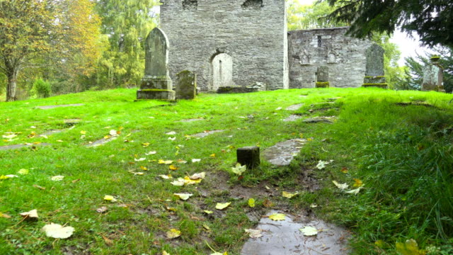 Alte-Grabsteine-auf-dem-Friedhof