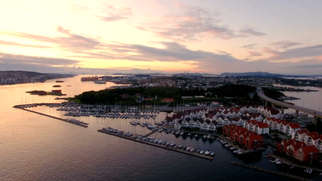 Antena:-Yates-en-la-bahía-de-Stavanger-en-puesta-del-sol