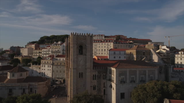 Portugal-sonnigen-Tag-Lissabon-Stadt-Luftbild-Panorama-4k