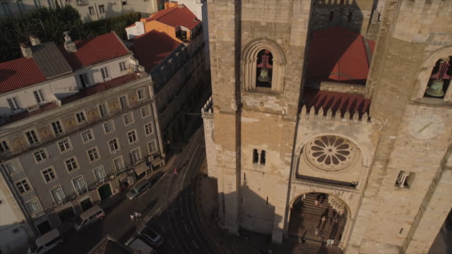 Portugal-atardecer-Lisboa-ciudad-famosa-catedral-aérea-panorama-4k