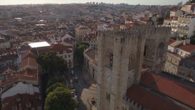 Portugal-sonnigen-Tag-Lissabon-berühmten-Kathedrale-Antenne-Stadtpanorama-4k