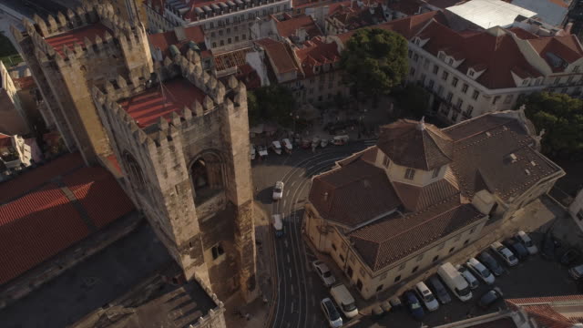Portugal-sonnigen-Tag-Lissabon-berühmten-Kathedrale-Verkehr-Straße-Antenne-Stadtpanorama-4k