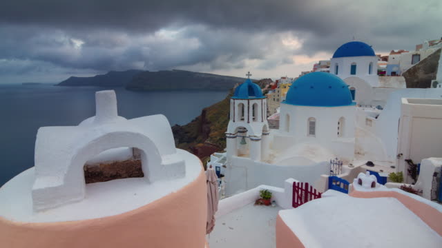 Sturm-Himmel-Santorini-Insel-Oia-Stadt-berühmten-Dachterrasse-Küste-Panorama-4-k-Zeit-hinfällig,-Griechenland