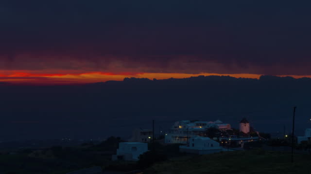 Sonnenuntergang-Nacht-Beleuchtung-Santorini-Insel-Fira-Stadt-Mühle-Top-Panorama-4-k-Zeit-hinfällig,-Griechenland