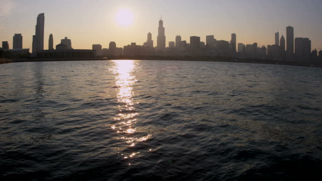 Chicago-Skyline-Blick-auf-Lake-Michigan-bei-Sonnenuntergang