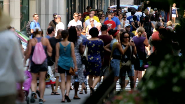 Chicago-multi-ethnic-tourists-on-busy-downtown-streets