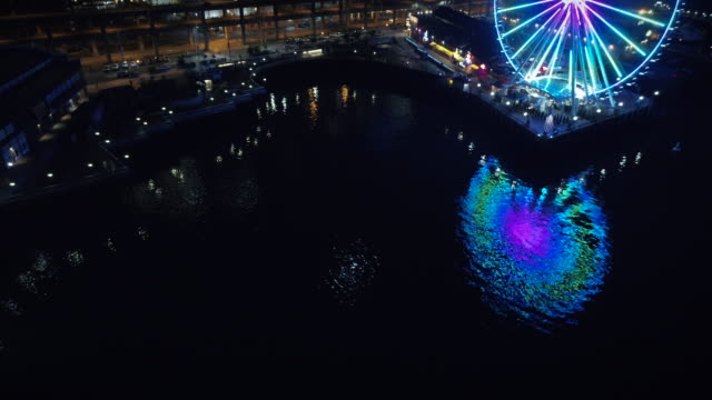 Abstrakte-Luftaufnahme-des-Riesenrad-Spiegelung-im-Nacht-Wasser