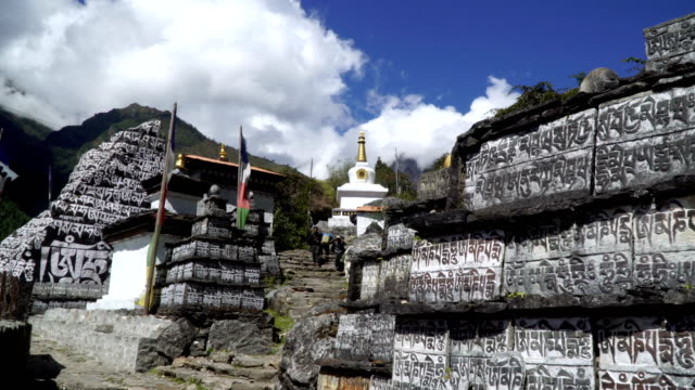 Traditionelle-Gebet-Stein-in-Nepal