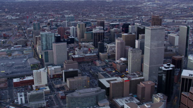 Luftaufnahme-der-Innenstadt-von-Denver-Gebäude-in-der-Dämmerung