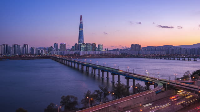 Time-lapse-video-of-Han-River-at-night-with-view-of-Seoul-city-skyline-in-South-Korea,-timelapse