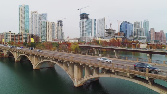 Umgekehrte-Luftbild-von-Lamar-Boulevard-Brücke-in-Austin-Texas