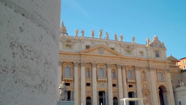 Estatuas-en-la-parte-superior-de-la-Basílica-de-San-Pedro-en-el-Vaticano-Roma