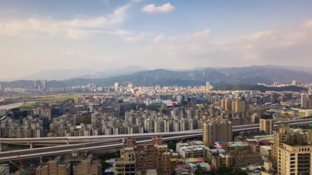 día-soleado-taipei-paisaje-urbano-vial-nudo-aéreo-panorama-4k-timelapse-Taiwán