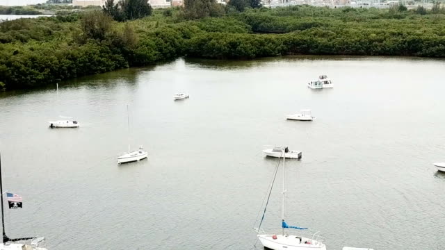 Boote-in-der-Bucht-geparkt