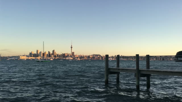 Skyline-von-Auckland-Neuseeland-mit-einer-leeren-hölzerne-Pier-bei-Sonnenuntergang
