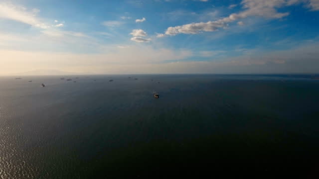 Buques-de-carga-aéreas-anclan-en-el-mar.-Filipinas,-Manila