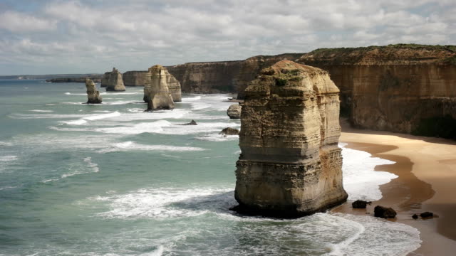 morning-view-to-the-west-of-the-twelve-apostles-on-the-great-ocean-road