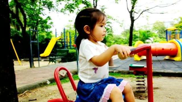 Ein-Junge-und-ein-Mädchen-spielen-auf-Spielplatz-im-Park-am-Nachmittag,-sie-spielen-mit-Glück-und-Freude.