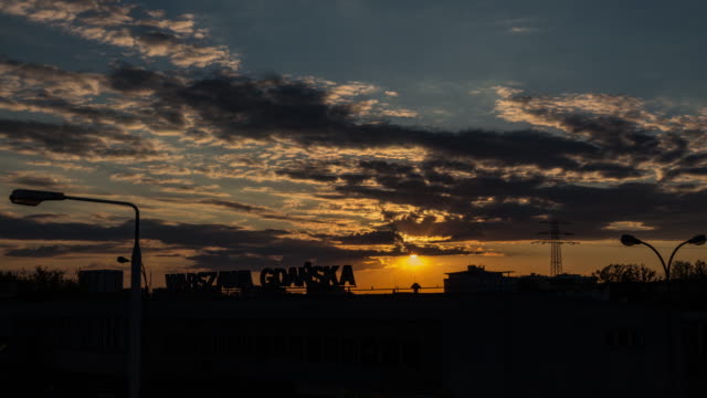 Tag-zur-Nacht-Zeitraffer-Sonnenuntergang-über-den-Warszawa-Gdańska-Bahnhof