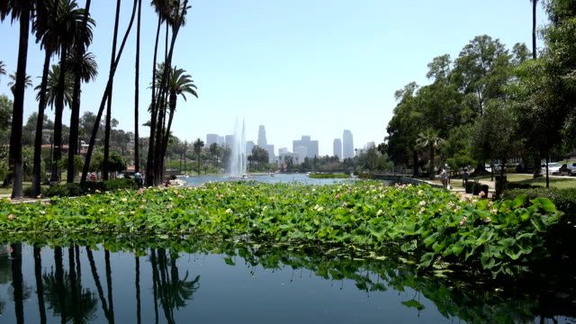 Skyline-von-Los-Angeles-von-Echo-Park-Lake