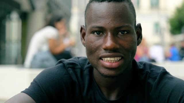 glücklicher-junge-afrikanische-Mann-drehen-und-lächelt-in-die-Kamera