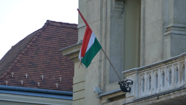 Ungarn-Flagge-am-Gebäude