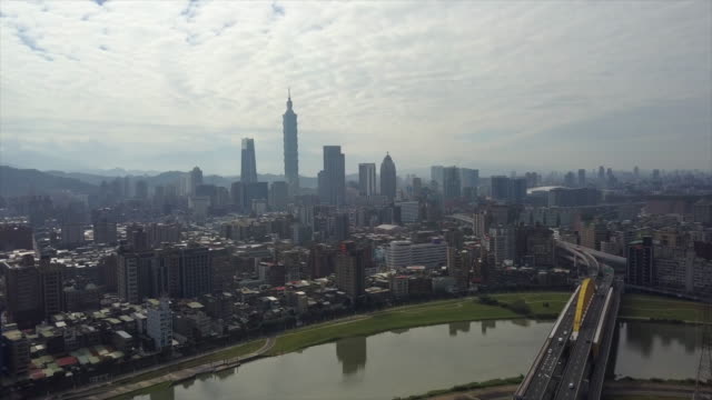 Taiwan-Taipei-Stadtbild-sonnigen-Tag-Verkehr-Straße-und-Fluss-Brücke-Innenstadt-aerial-Panorama-4k