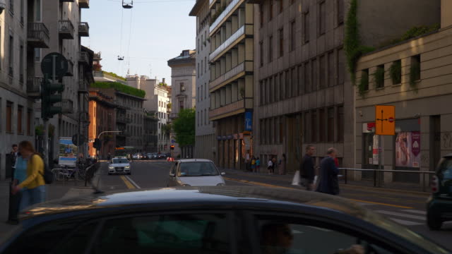 Italien-Sonnenuntergangszeit-Mailand-Stadt-Verkehr-Straße-Zebrastreifen-Panorama-4k