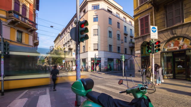 Italia-Milán-soleada-ciudad-tráfico-timelapse-cruce-calle-4k